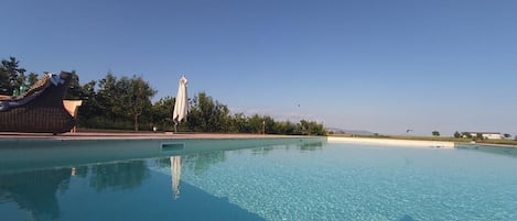 Piscine extérieure en saison