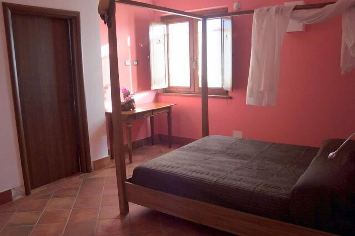 Luxe beddengoed, een minibar, een bureau, geluiddichte muren