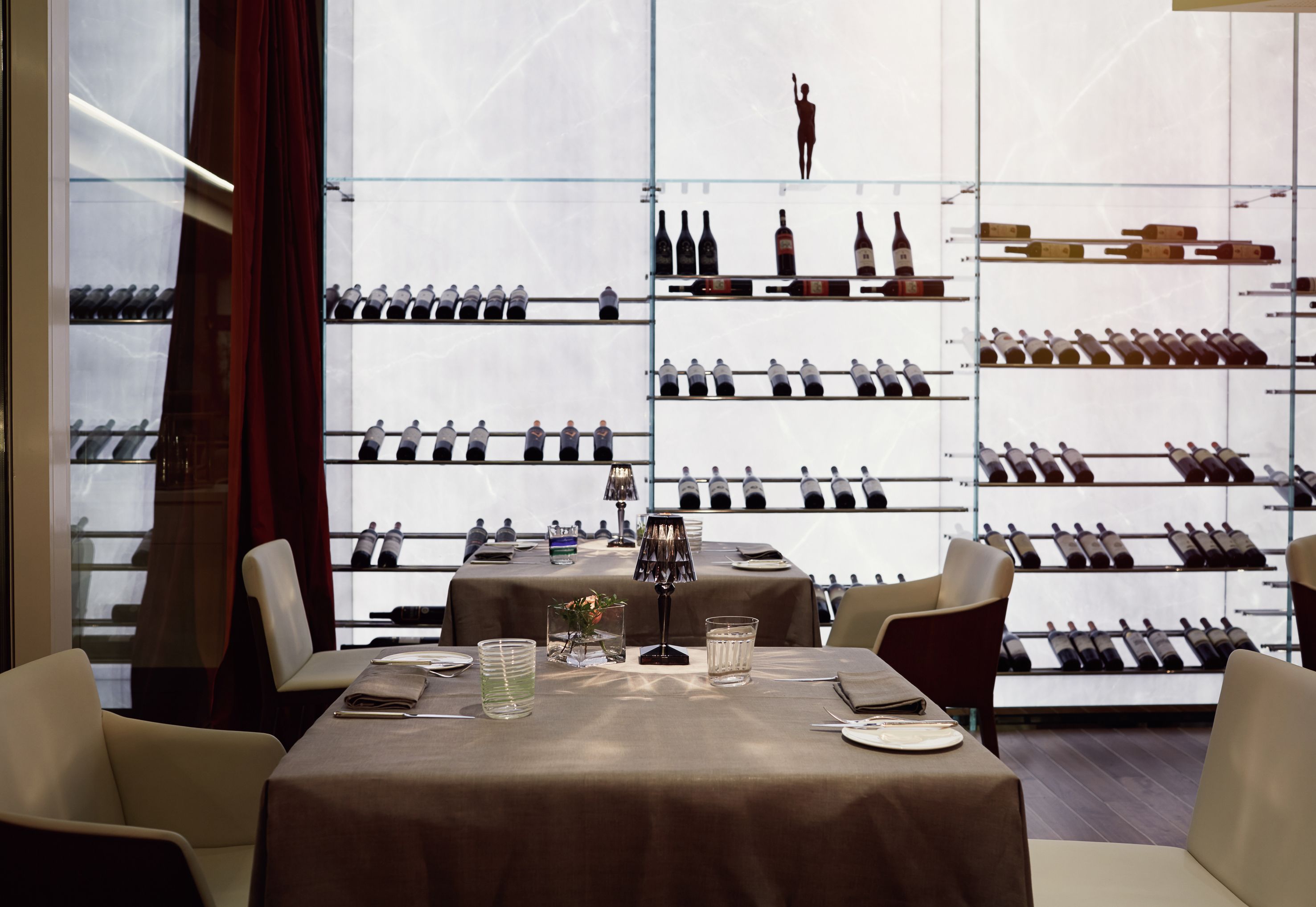 Ein Restaurant mit Weinauslage und gedecktem Tisch.