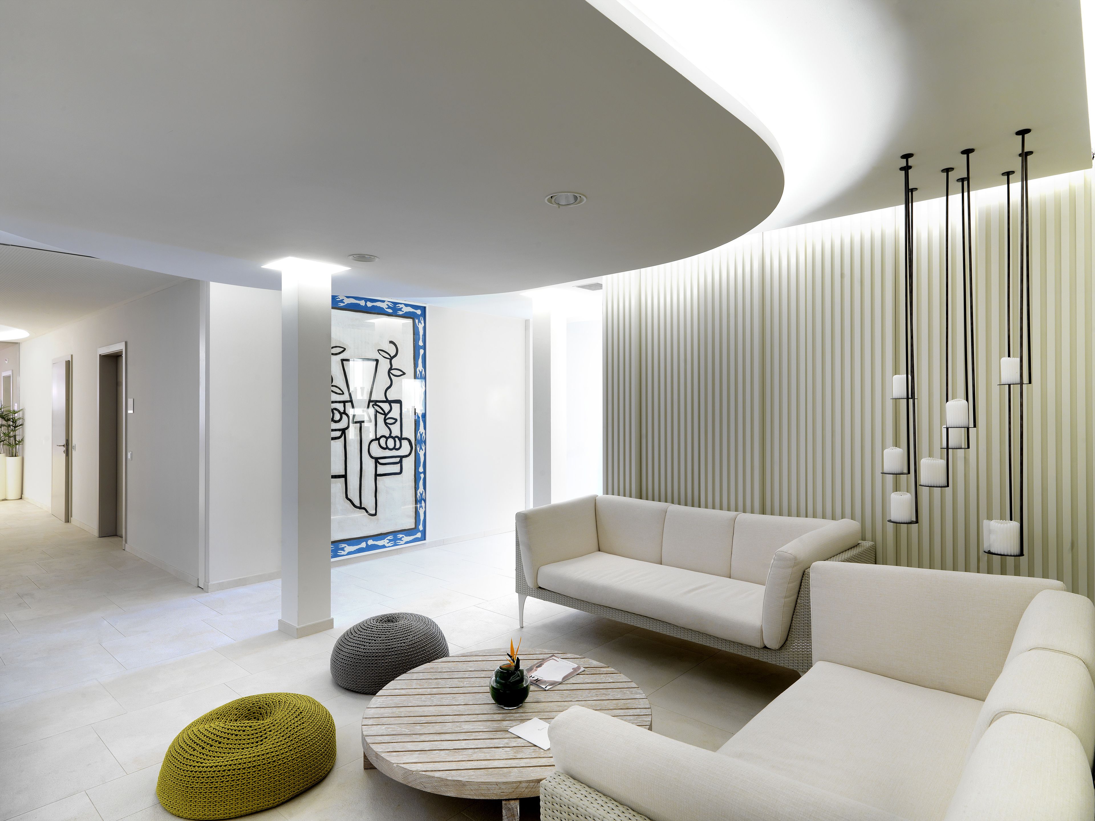 Ein modernes Wohnzimmer mit einer Couch, einem runden Couchtisch und einem grünen Sitzsack.