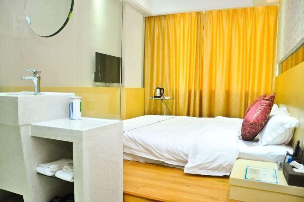Minibar, in-room safe, alarm clocks