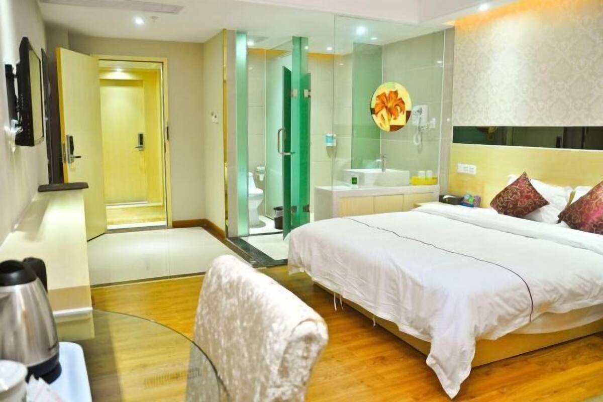 Minibar, in-room safe, alarm clocks