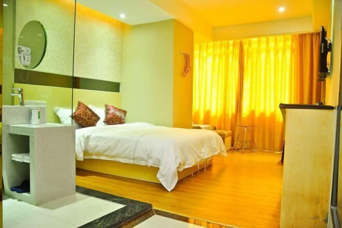Minibar, in-room safe, alarm clocks