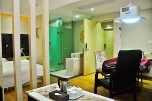 迷你吧、客房內保險箱、鬧鐘