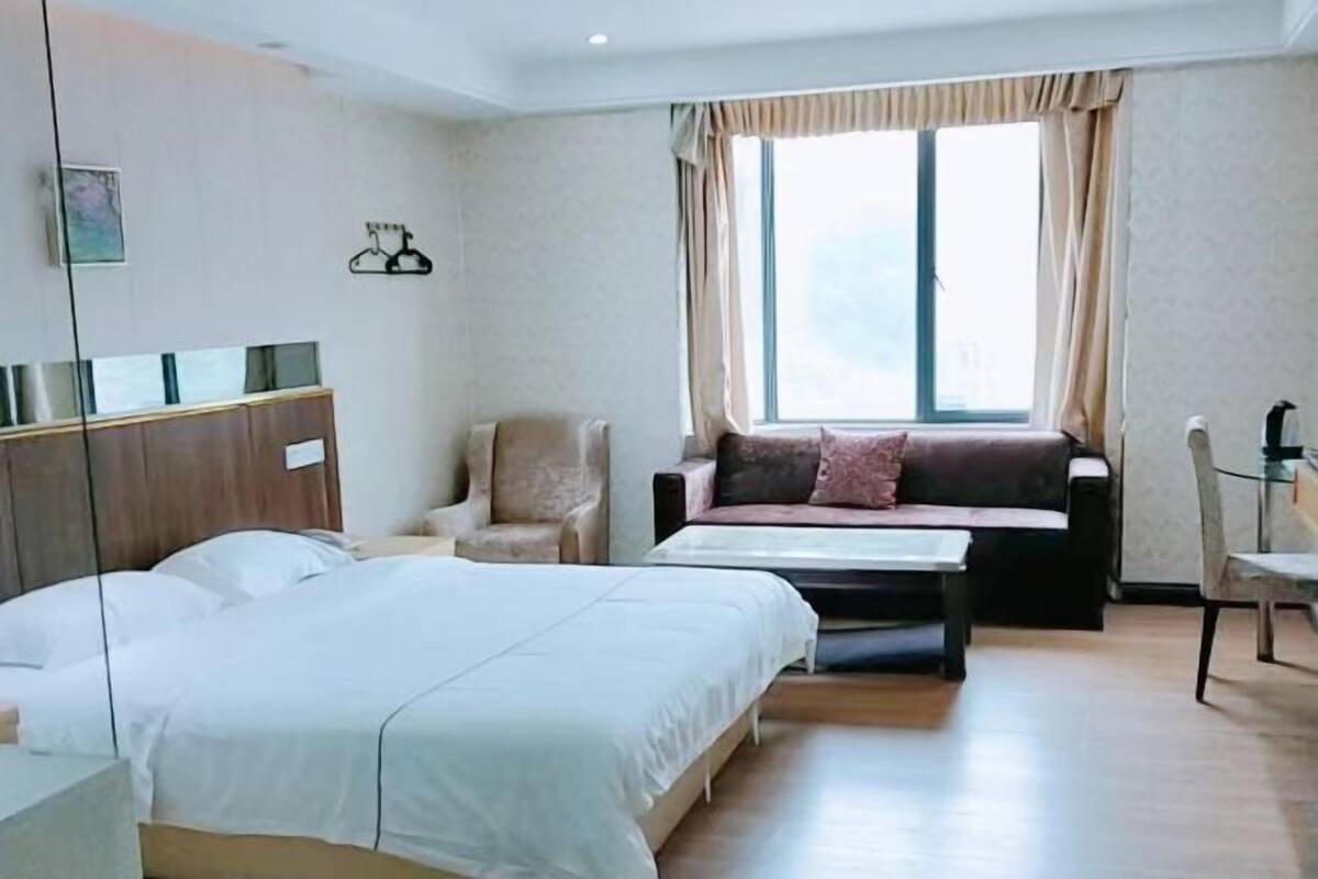 Minibar, in-room safe, alarm clocks