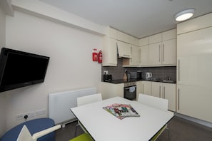 Fridge, microwave, stovetop, coffee/tea maker - Victoria Lodge (Cork)