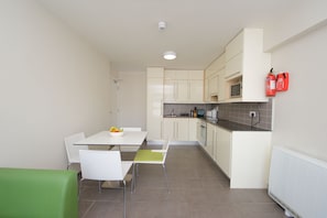 Fridge, microwave, stovetop, coffee/tea maker - Victoria Lodge (Cork)