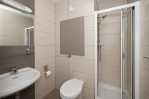 Een douche, gratis toiletartikelen, handdoeken, toiletpapier