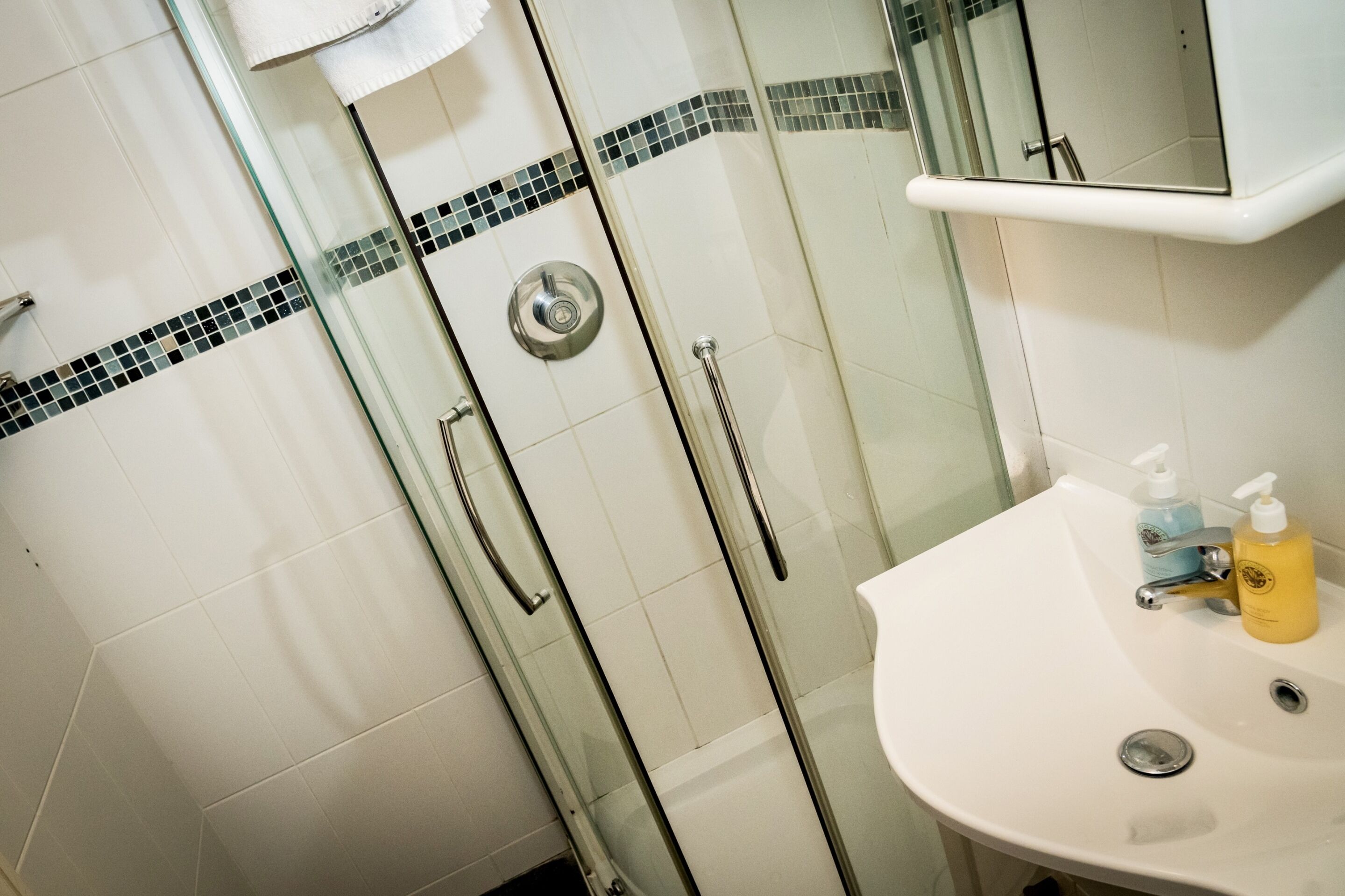 superior twin room, sea view | bathroom | shower, free toiletries, hair dryer, towels