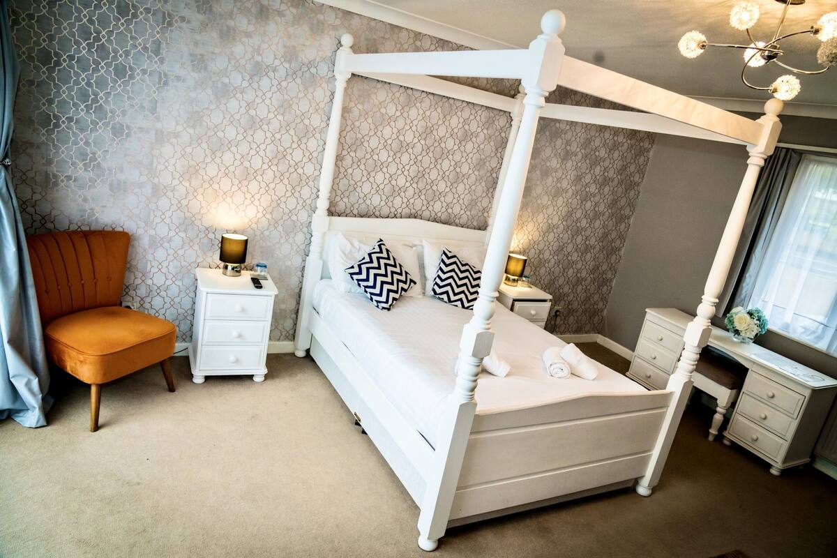 Kamar Double Romantis, ensuite | Meja kerja, ruang kerja ramah laptop, setrika/meja setrika, dan Wi-Fi