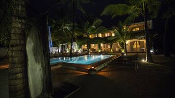 حمّام سباحة خارجي، مقاعد للتشمس