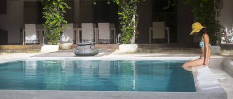 Kolam renang outdoor, dengan kursi berjemur