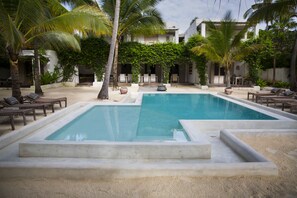 Outdoor pool, pool loungers - Uzuri Boutique Hotel (Jambiani)