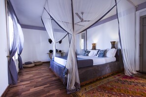1 habitación, caja de seguridad en la habitación, escritorio y cunas 