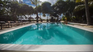 Una piscina al aire libre, tumbonas