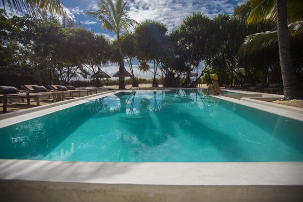 Piscine extérieure, chaises longues