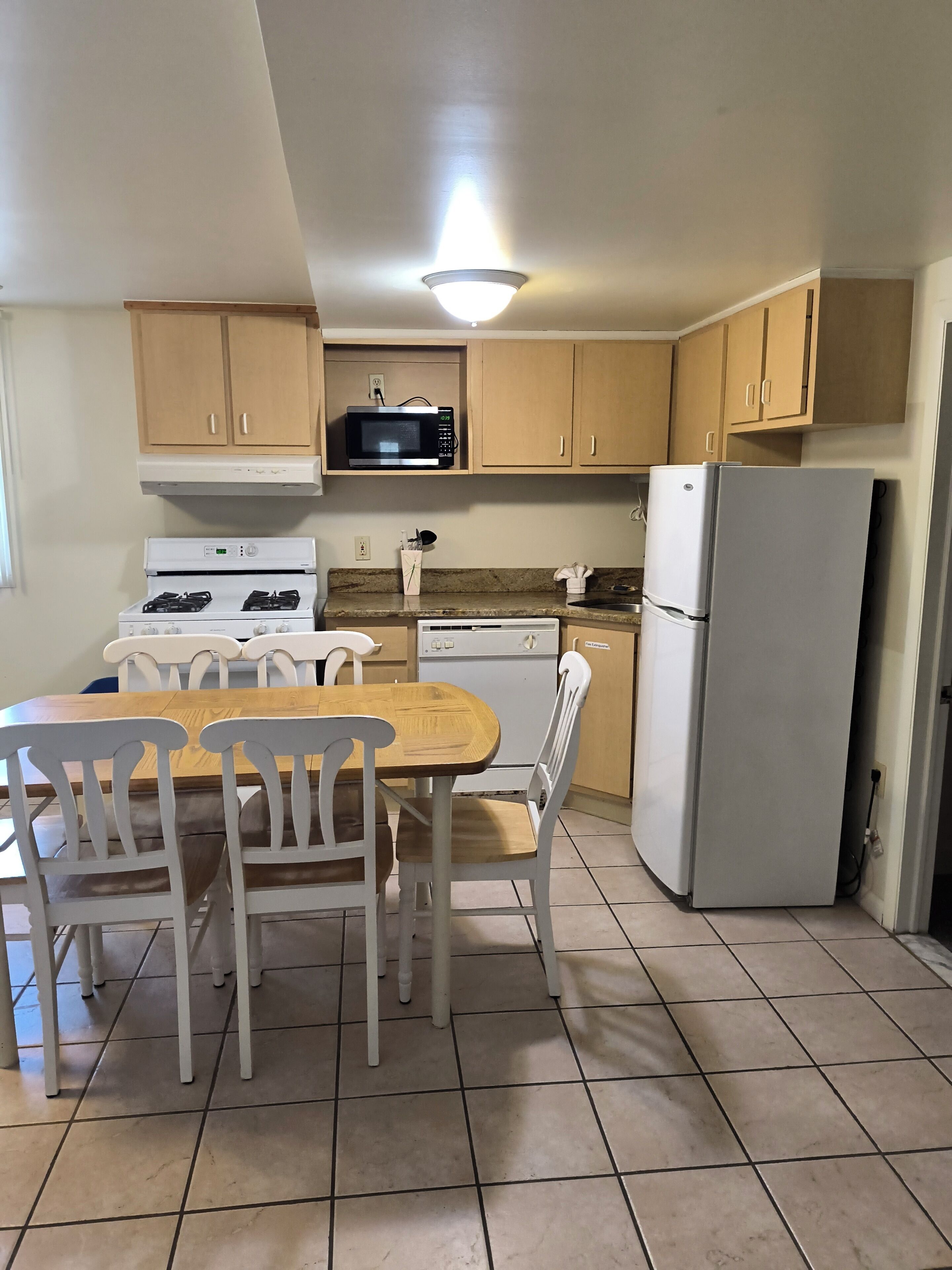 Suite de lujo, varias camas (Type 8) | Cocina privada | Refrigerador, microondas, cafetera y tetera y tostadora 