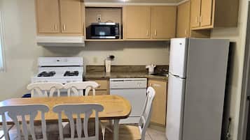 Suite de lujo, varias camas (Type 8) | Cocina privada | Refrigerador, microondas, cafetera y tetera y tostadora