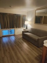 华丽套房, 泳池景观 (Type 6) | 起居区 | 32-英寸纯平电视 （配备有线频道）、电视