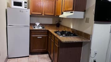 Habitación Deluxe, varias camas (Three Room Efficiency (Type 7)) | Cocina privada | Refrigerador, microondas, cafetera y tetera y tostadora