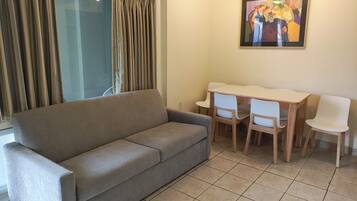 Deluxe Room, 3 Bedrooms, Pool View (Four Room Efficiency (Type 2)) | Dining room