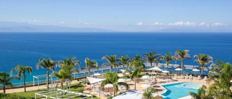 حمّام سباحة خارجي موسمي، مظلات على حمّام السباحة، مقاعد للتشمس