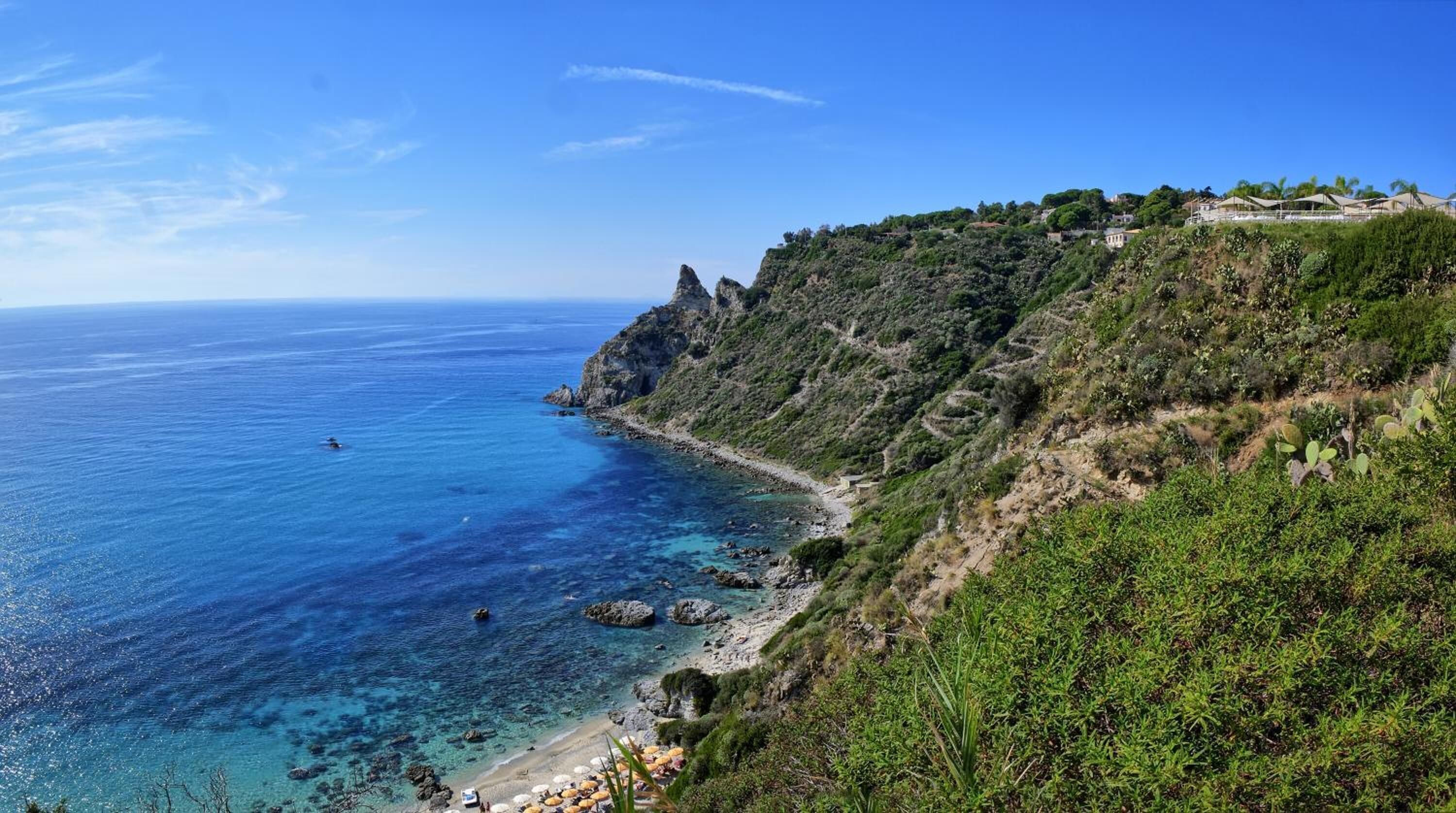 Una spiaggia nelle vicinanze, sabbia bianca