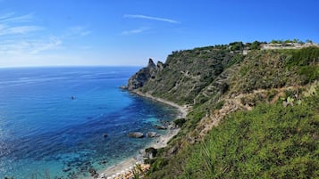 Una spiaggia nelle vicinanze, sabbia bianca