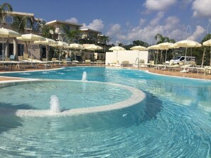 Seasonal outdoor pool, pool umbrellas, sun loungers - Blue Bay Resort (Ricadi)