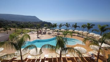 Seasonal outdoor pool, pool umbrellas, sun loungers