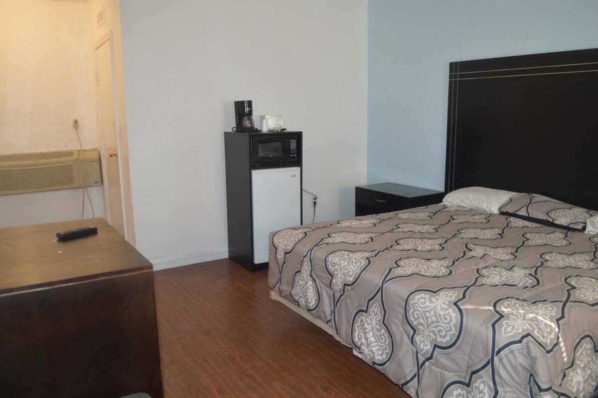 Zimmer, 1 King-Bett | Schreibtisch, kostenloses WLAN