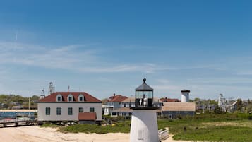 Nära stranden, solstolar och strandhanddukar