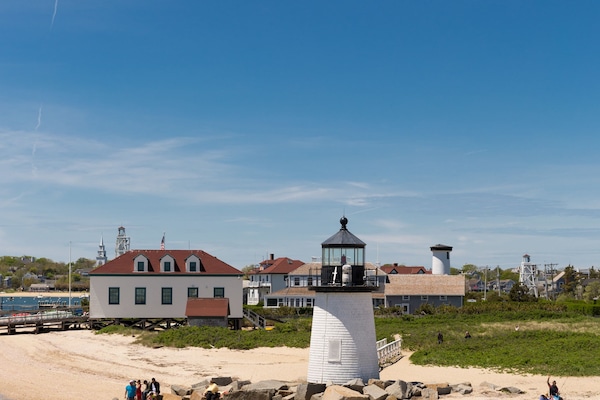 Beach nearby, sun-loungers, beach towels
