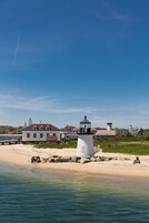 靠近海滩、沙滩椅、沙滩毛巾