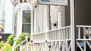 A hotel sign with "21 BROAD" and "hotel.nantucket" indicating the name and website. - 21 Broad Hotel (Nantucket)