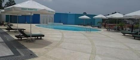 Piscine extérieure, parasols de plage, chaises longues