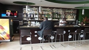 Bar (trong khuôn viên)
