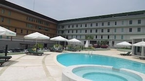Hồ bơi ngoài trời, dù/ô trên bãi biển/hồ bơi, ghế dài tắm nắng 