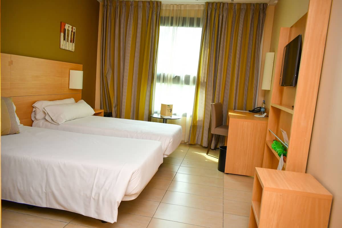 Egyptian cotton sheets, premium bedding, minibar, in-room safe