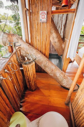 Treehouse 8-The Cradle | Bathroom | Shower, towels, soap, shampoo - Treehouse Lodge (Saquena)