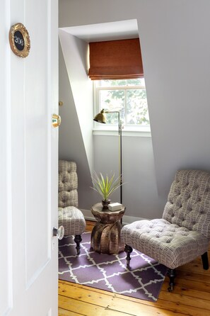 Queen Junior Suite (Free curated small plates breakfast included) | Premium bedding, free WiFi, bed sheets