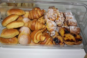 Breakfast buffet - Tagus Royal Residence - Hostel (Lisbon)