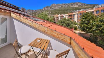 Rooftop Room with Mountain View | Terrace/patio