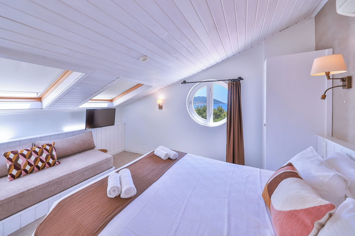 Roof Room with Sea View | Seprai premium, minibar, brankas, dan tirai kedap cahaya