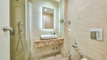 Quarto triplo standard | Banheiro | Chuveiro, secador de cabelo, toalhas de banho