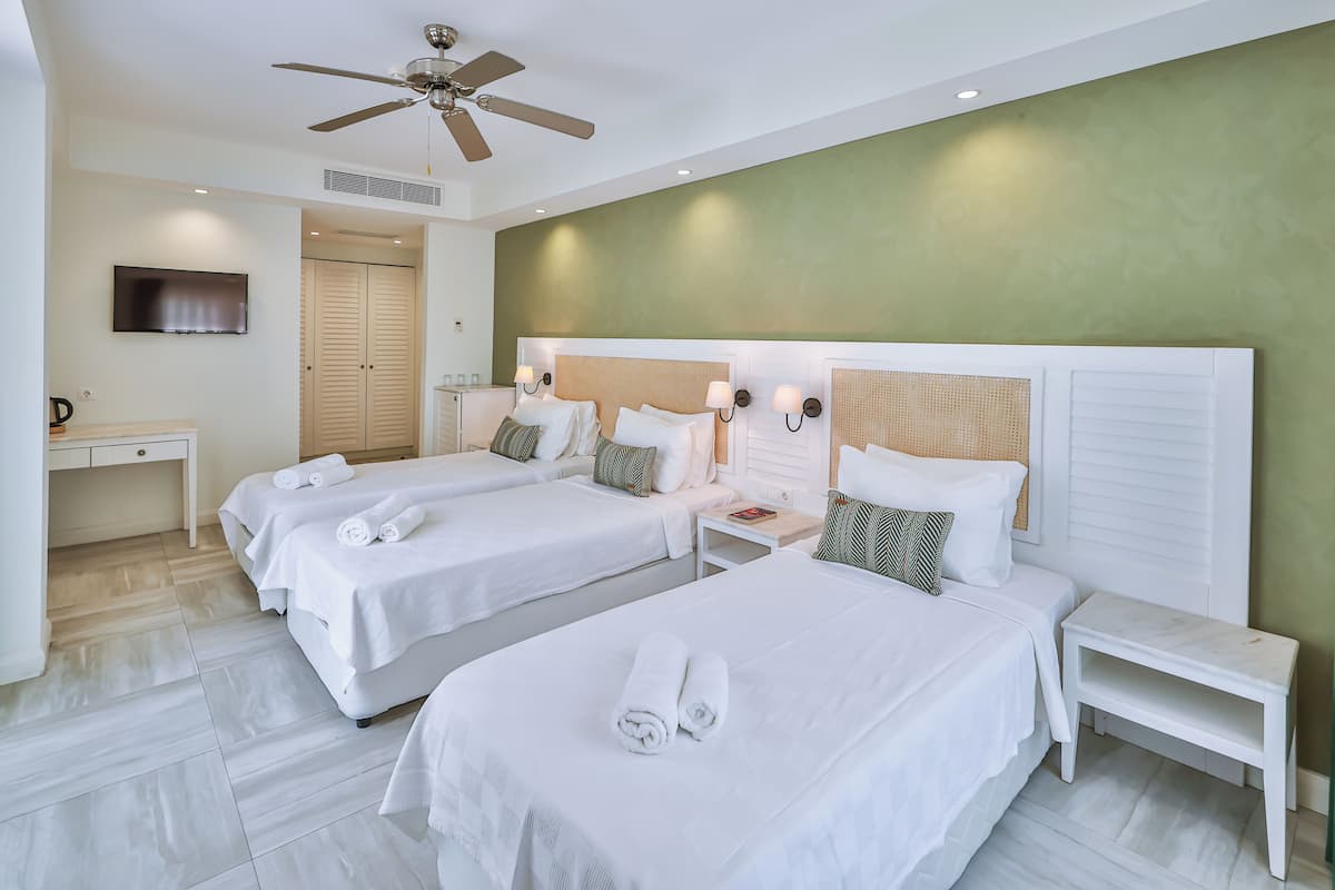 Kamar Triple Standar | Seprai premium, minibar, brankas, dan tirai kedap cahaya