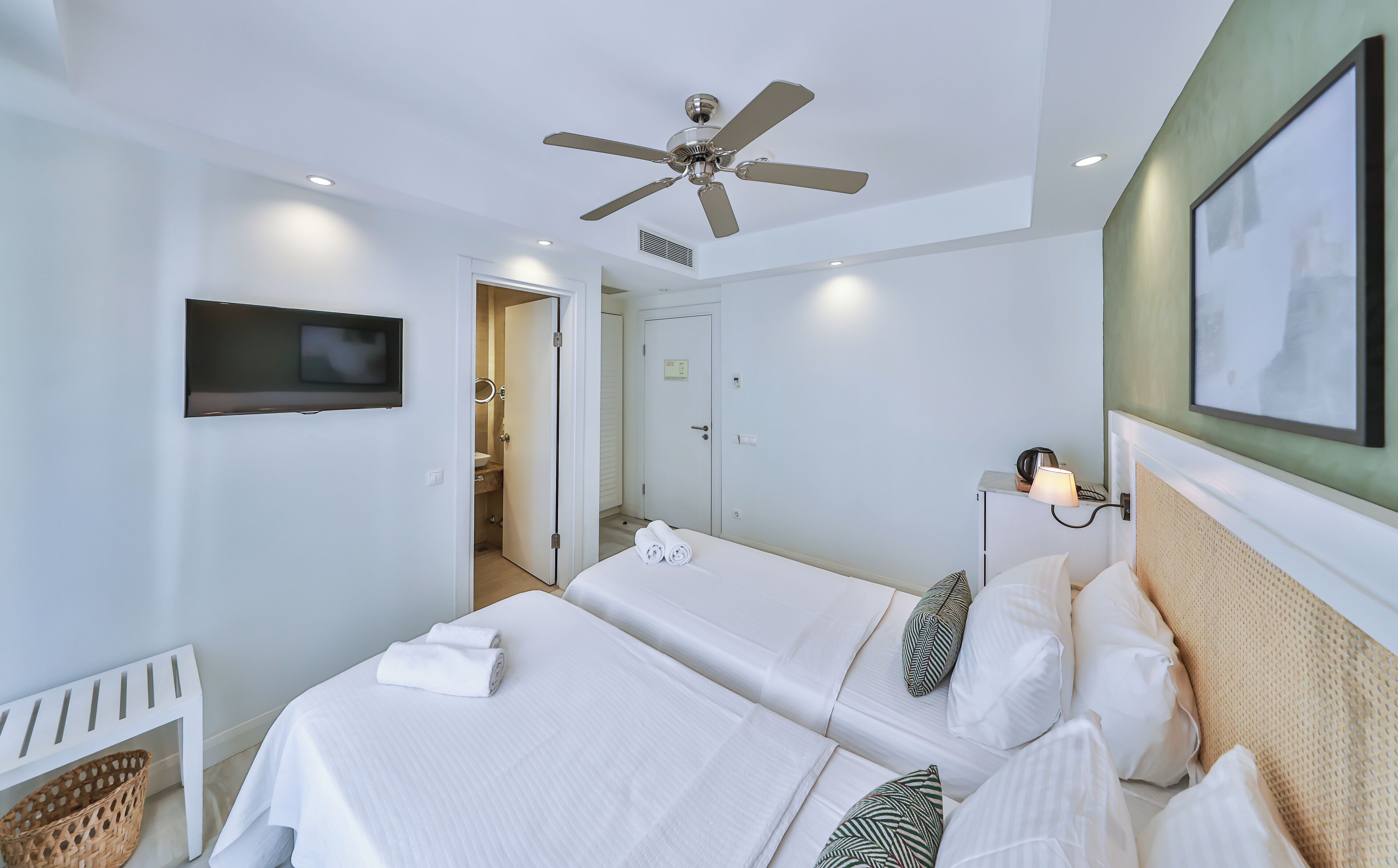 standard room | 1 bedroom, premium bedding, minibar, in-room safe