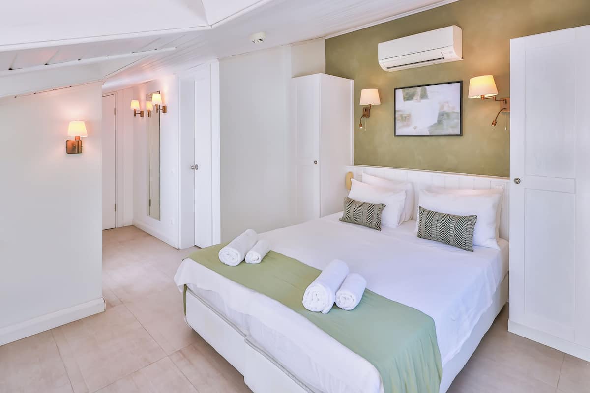 Rooftop Room with Mountain View | Seprai premium, minibar, brankas, dan tirai kedap cahaya