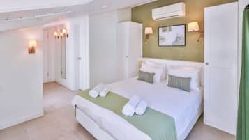 Rooftop Room with Mountain View | Ropa de cama de alta calidad, minibar, caja fuerte y cortinas opacas