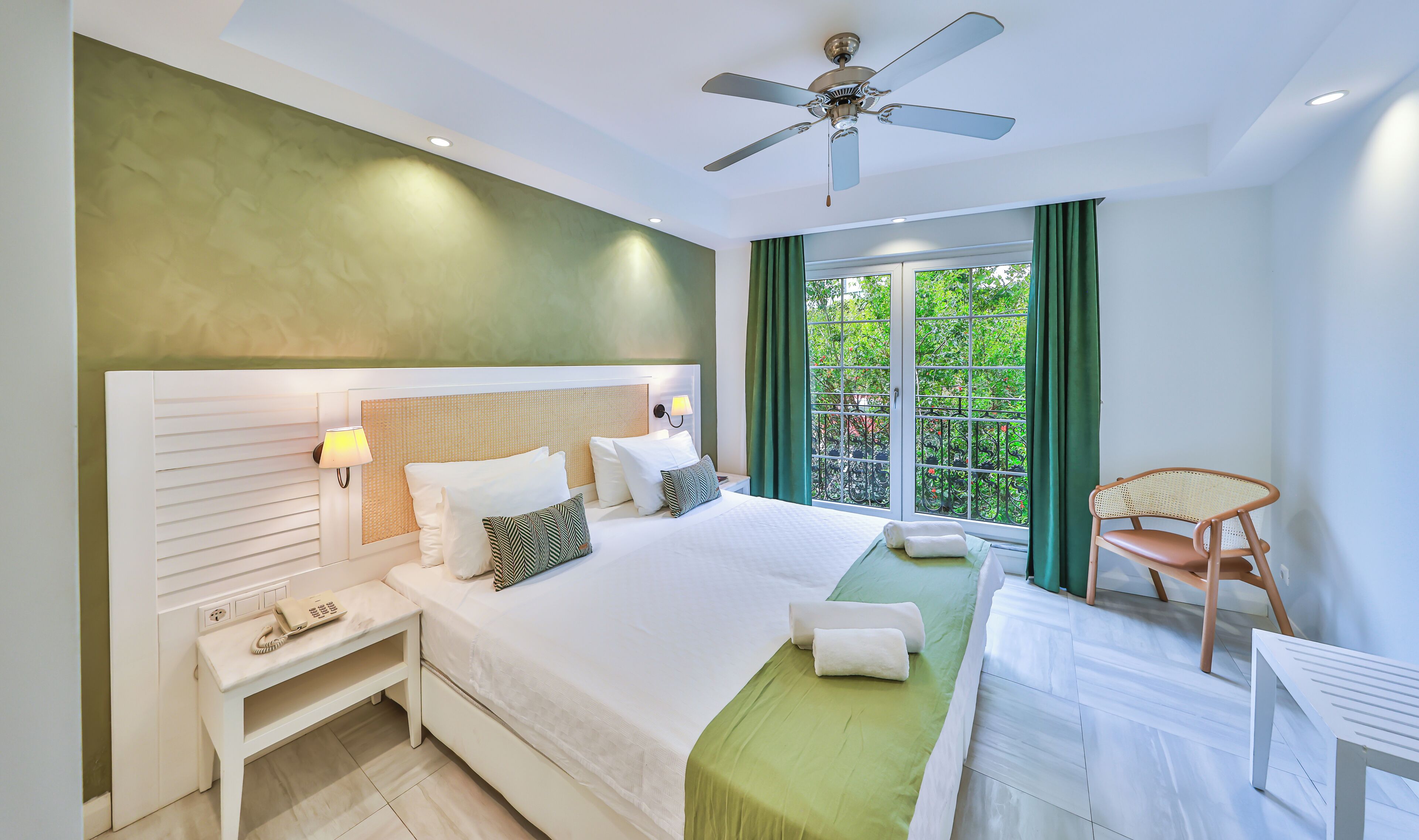 standard room | 1 bedroom, premium bedding, minibar, in-room safe